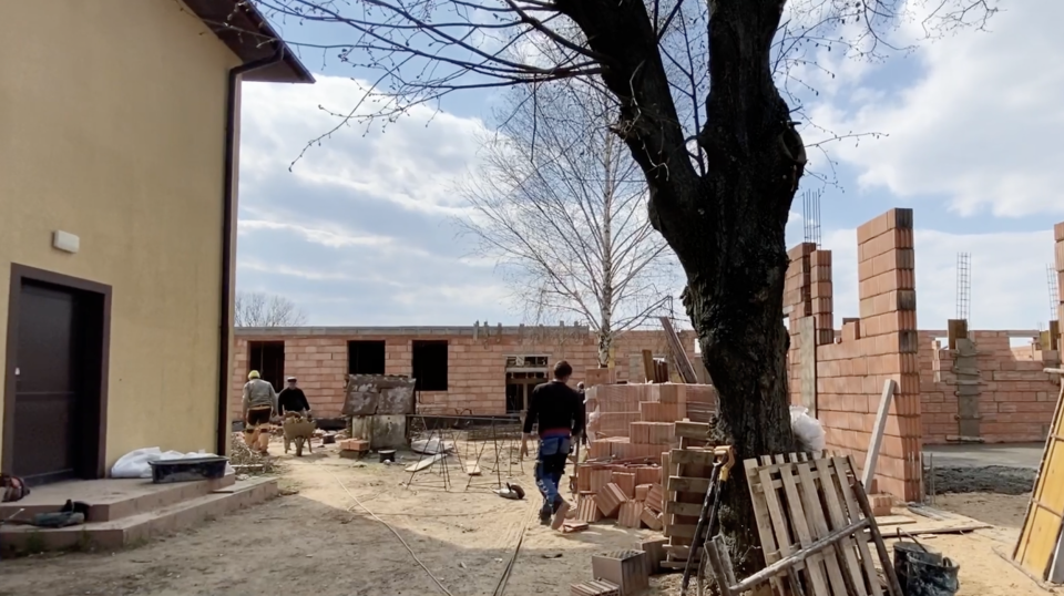 WIDEO: Gmina Daszyna buduje własny Dom Pomocy Społecznej. Projekt nosi tytuł „Adaptacja i rozbudowa istniejącego budynku w Drzykozach w celu dostosowania do świadczenia usług pomocy społecznej oraz zakup wyposażenia obiektu